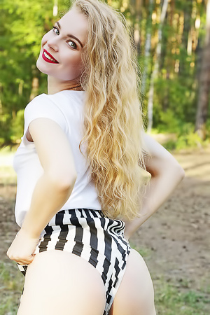 Ellie Green-eyed Beauty Will Enjoy Licking Fingers
